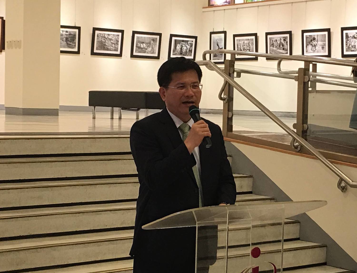 台中市長林佳龍今(6)日主持開幕儀式,以一首「千風之歌」緬懷余如季,並透露目前正向中央爭取在台中設立「國家攝影館」,希望永久珍藏余如季的攝影作品。 台中市長林佳龍今(6)日主持開幕儀式,以一首「千風之歌」緬懷余如季,並透露目前正向中央爭取在台中設立「國家攝影館」,希望永久珍藏余如季的攝影作品。
