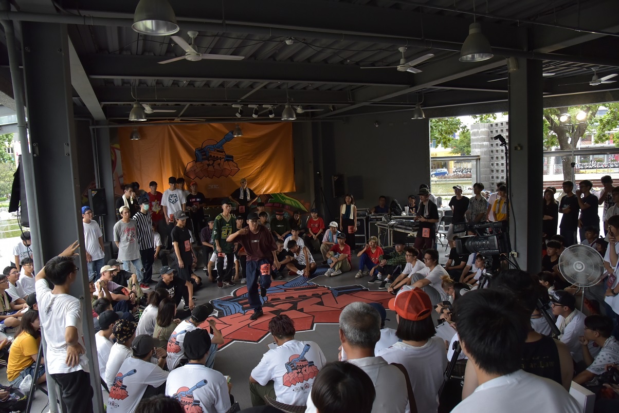 精彩緊張的街舞battle賽,吸引上百位民眾觀賞。 圖:屏東縣政府/提供 精彩緊張的街舞battle賽,吸引上百位民眾觀賞。 圖:屏東縣政府/提供