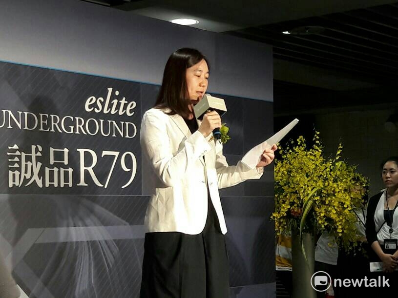 吳旻潔語帶哽咽分享父親對誠品的期待,也表示將以謙卑慎重的心意,整合台北市的美學、文化、公共性、市民參與性來經營這個空間。 圖:張芸嘉/攝 吳旻潔語帶哽咽分享父親對誠品的期待,也表示將以謙卑慎重的心意,整合台北市的美學、文化、公共性、市民參與性來經營這個空間。 圖:張芸嘉/攝