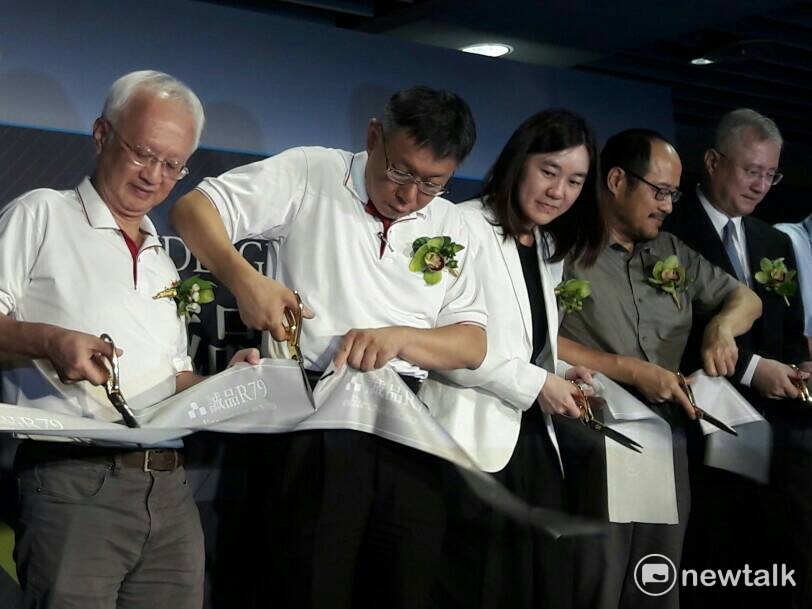 柯文哲與吳旻潔共同為全新中山地下書街「誠品R79」進行剪綵。 圖:張芸嘉/攝 柯文哲與吳旻潔共同為全新中山地下書街「誠品R79」進行剪綵。 圖:張芸嘉/攝