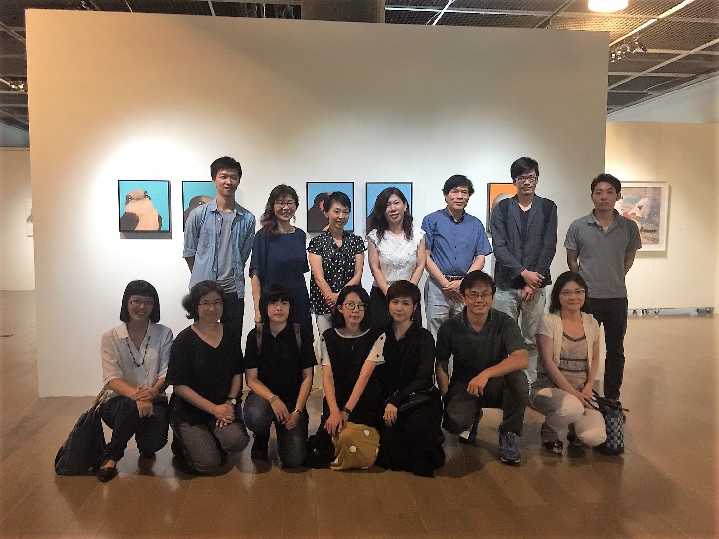 動物異想莊園參展者及與會貴賓合照(前左二策展人李貞慧老師,後左三日本多磨美術大學宮教授)。 圖:東海大學/提供 動物異想莊園參展者及與會貴賓合照(前左二策展人李貞慧老師,後左三日本多磨美術大學宮教授)。 圖:東海大學/提供