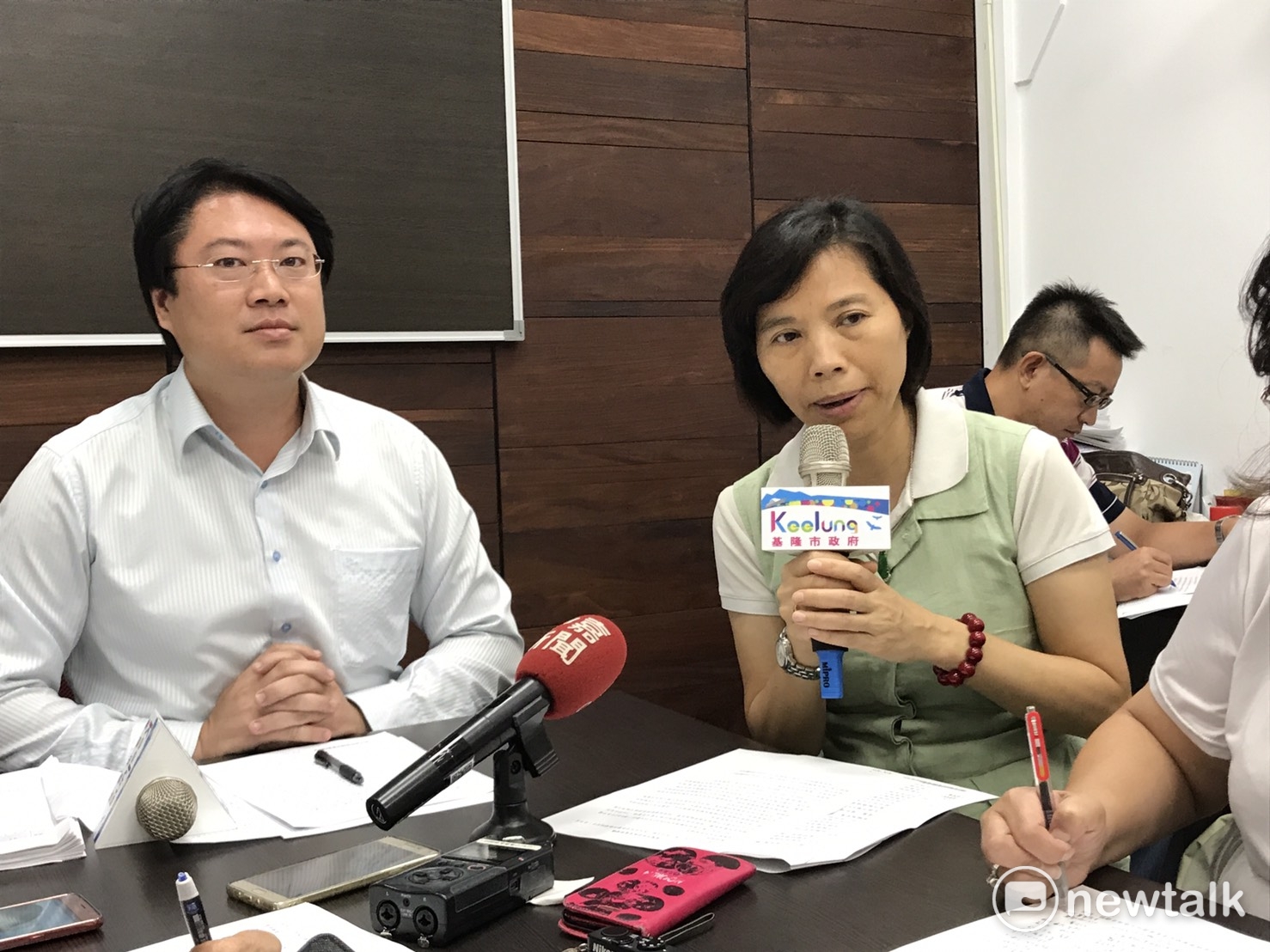 關於後續補償,教育處長陳素芬表示,市府會將報名費全額退費,同時將相關紀念品寄發給所有報名的泳客。 圖:周煊惠 / 攝 關於後續補償,教育處長陳素芬表示,市府會將報名費全額退費,同時將相關紀念品寄發給所有報名的泳客。 圖:周煊惠 / 攝