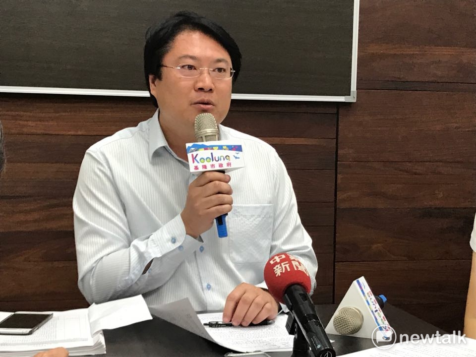 基隆市長林右昌昨(22)日遭隨扈開車門撞傷右眼,縫了2針。林右昌今(23)日在臉書發文報平安。 基隆市長林右昌昨(22)日遭隨扈開車門撞傷右眼,縫了2針。林右昌今(23)日在臉書發文報平安。