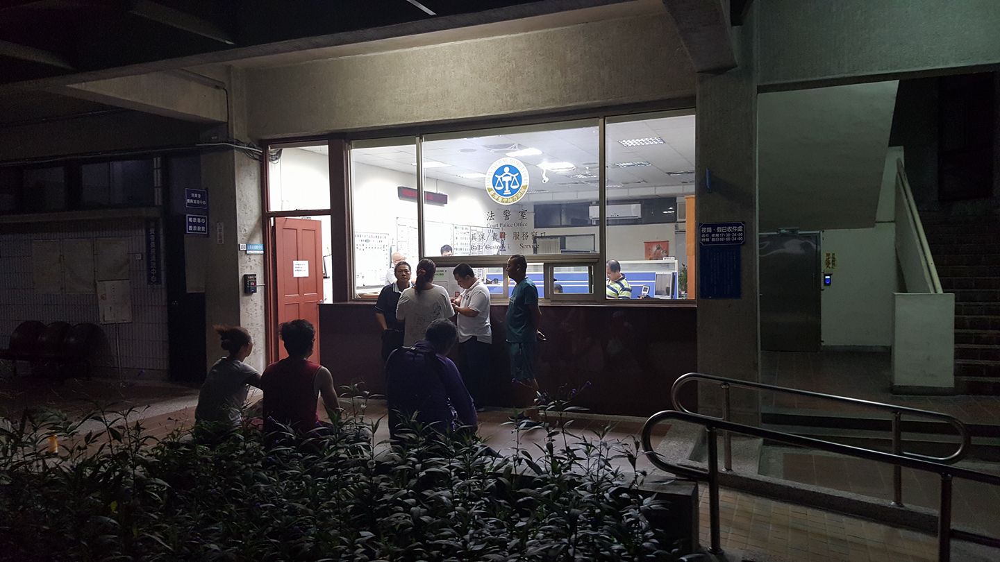 台中法警們沒閒著,有人要幫上一件被告辦理交保,有人要陪著法官開庭,還要幫忙預先準備押票,也要注意候審室中犯罪嫌疑人的狀況,忙得不可開交。 圖:翻拍自黃國昌臉書 台中法警們沒閒著,有人要幫上一件被告辦理交保,有人要陪著法官開庭,還要幫忙預先準備押票,也要注意候審室中犯罪嫌疑人的狀況,忙得不可開交。 圖:翻拍自黃國昌臉書