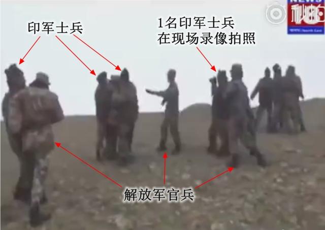 中國和印度士兵互相圍堵和拍照蒐證,肢體動作不少。 圖:翻攝自新浪軍網 中國和印度士兵互相圍堵和拍照蒐證,肢體動作不少。 圖:翻攝自新浪軍網