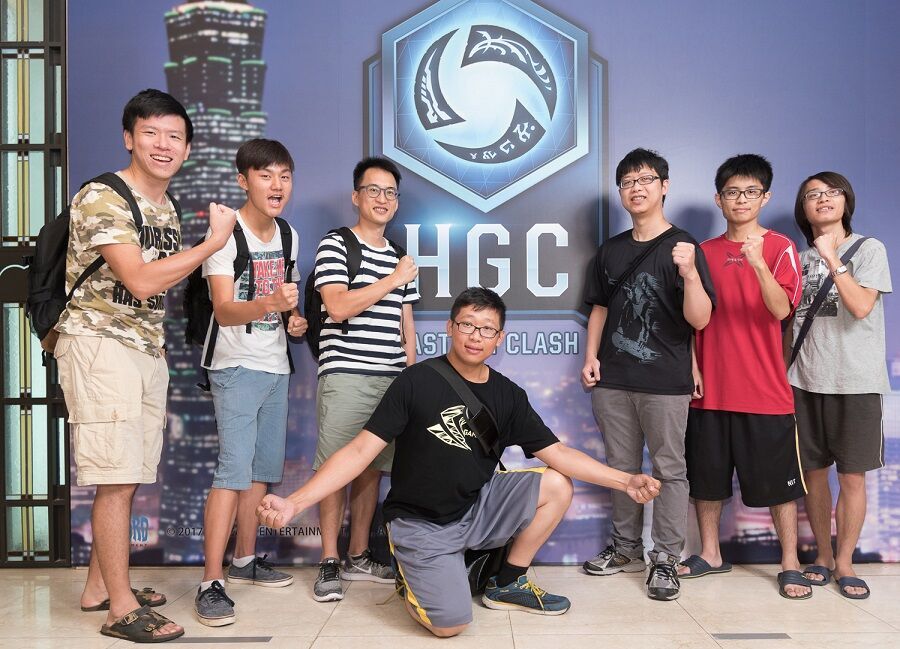 亞太對決正式開戰,目標亞洲最強寶座(選手代表由左至右為TFC,L5,CE,ST,DeadlyKittens,Tempest,SPT,MVP Black)。 亞太對決正式開戰,目標亞洲最強寶座(選手代表由左至右為TFC,L5,CE,ST,DeadlyKittens,Tempest,SPT,MVP Black)。