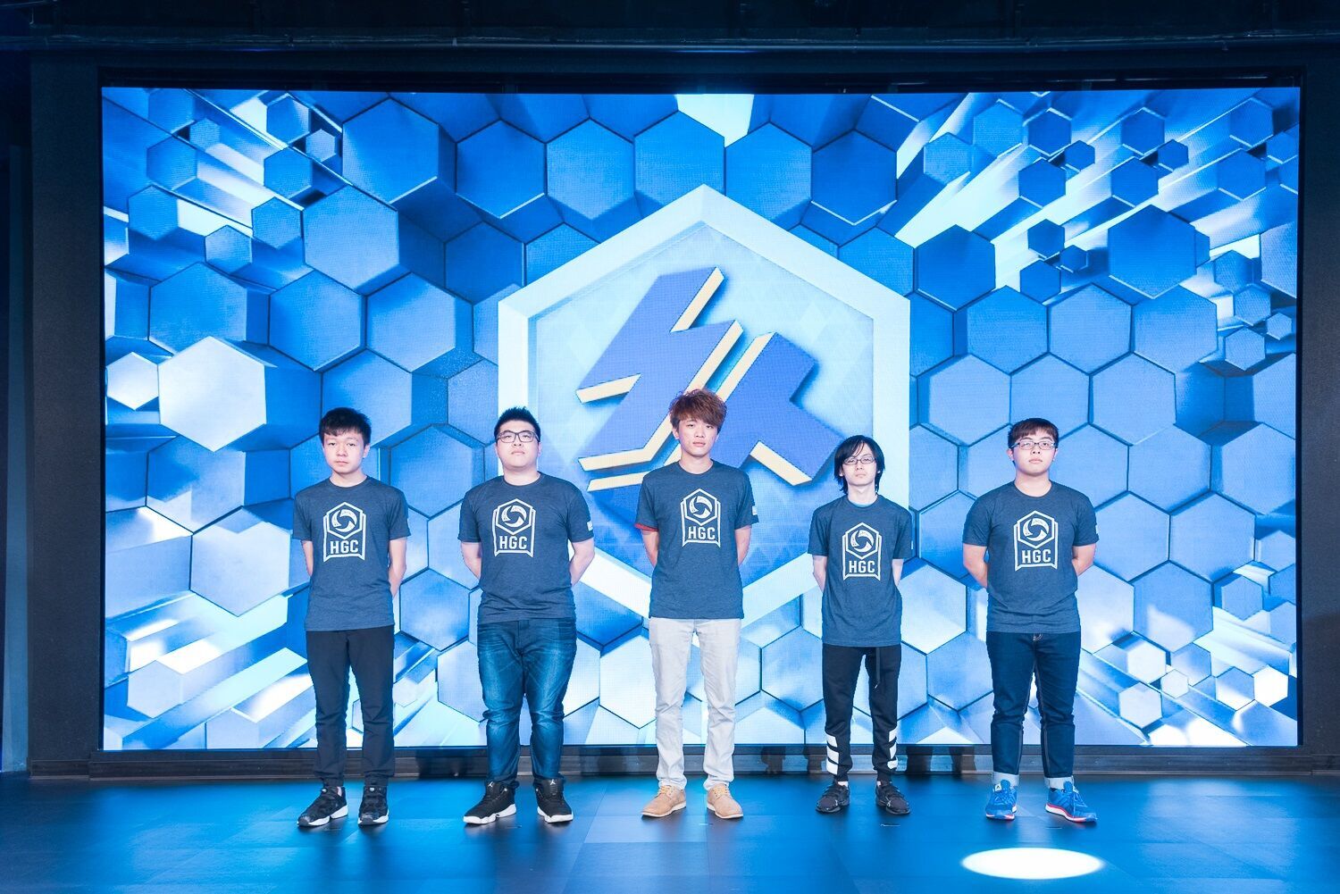 台灣業餘戰隊ST,首局開掛輾壓韓國第一職業戰隊,現場歡呼聲不斷。 台灣業餘戰隊ST,首局開掛輾壓韓國第一職業戰隊,現場歡呼聲不斷。