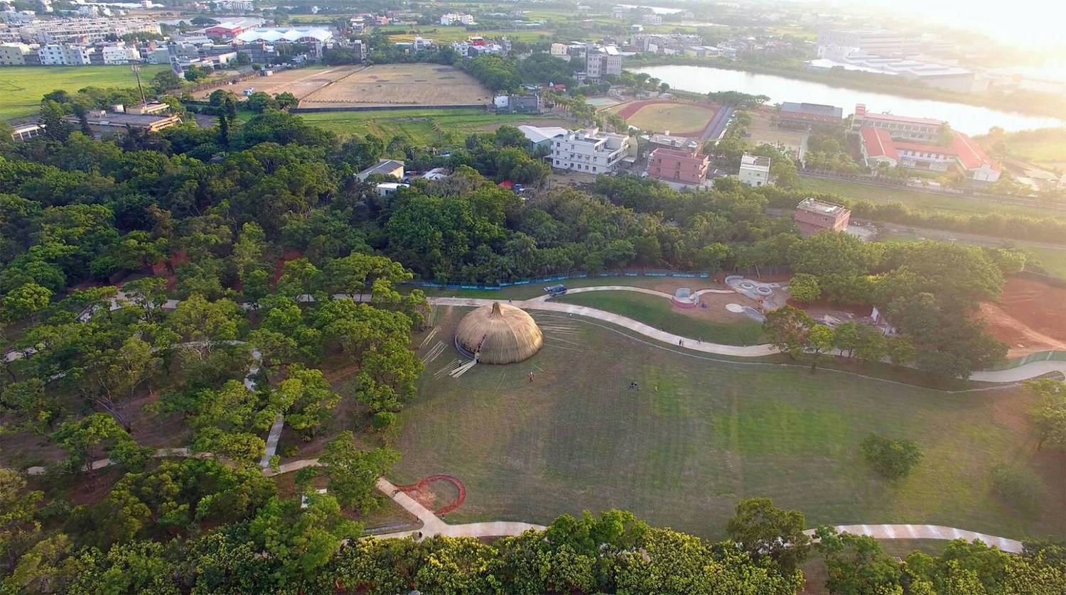 桃園地景藝術節在崙坪文化地景園區設置兩件聲音裝置作品「環繞」及「擁抱」,特殊的外觀在施工期間已經引起不少注意,內部還會播放由藝術家馬修連恩及江元皓用聲音與環境互動。 圖:桃園市政府文化局提供 桃園地景藝術節在崙坪文化地景園區設置兩件聲音裝置作品「環繞」及「擁抱」,特殊的外觀在施工期間已經引起不少注意,內部還會播放由藝術家馬修連恩及江元皓用聲音與環境互動。 圖:桃園市政府文化局提供