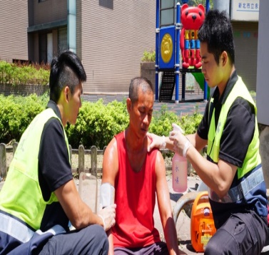 高溫警界進入第六天,環保局灑水車持續針對高溫路面進行降溫作業。 高溫警界進入第六天,環保局灑水車持續針對高溫路面進行降溫作業。