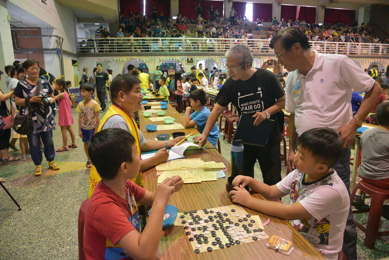 南投縣長盃圍棋公開賽今(13)日在康壽國小舉行,吸引全國各地大小棋手約400人參加。 南投縣長盃圍棋公開賽今(13)日在康壽國小舉行,吸引全國各地大小棋手約400人參加。