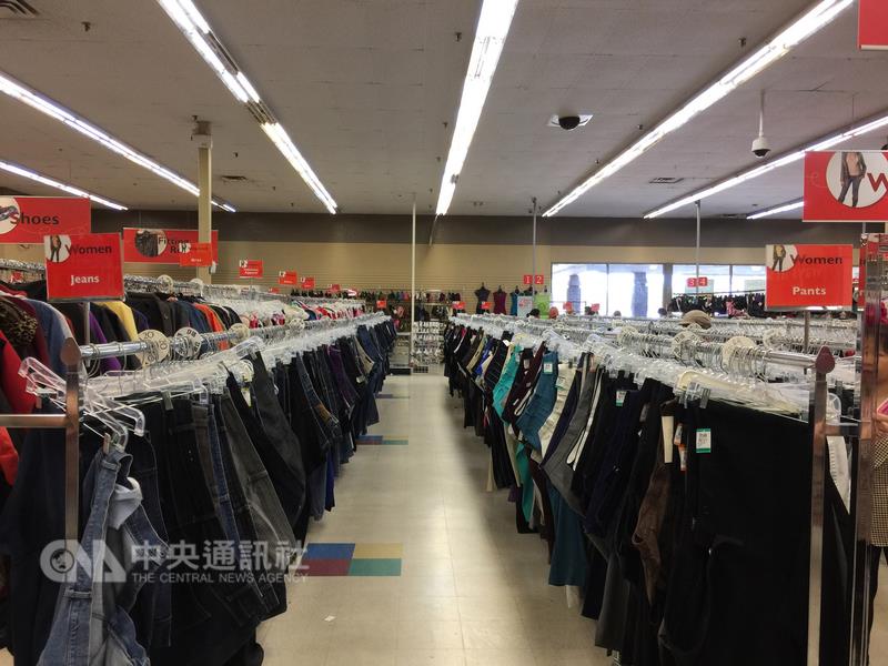 「超值村」是北美專門收集、出售和回收舊衣的私人營 利機構,店中舊衣陳列分類清楚,數量驚人 圖 : 中央社 「超值村」是北美專門收集、出售和回收舊衣的私人營 利機構,店中舊衣陳列分類清楚,數量驚人 圖 : 中央社