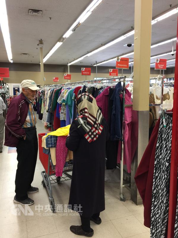 美地區類似「超值村」的大型二手商店,嘉惠許多精 打細算過日子的新移民和難民。 圖 : 中央社 美地區類似「超值村」的大型二手商店,嘉惠許多精 打細算過日子的新移民和難民。 圖 : 中央社