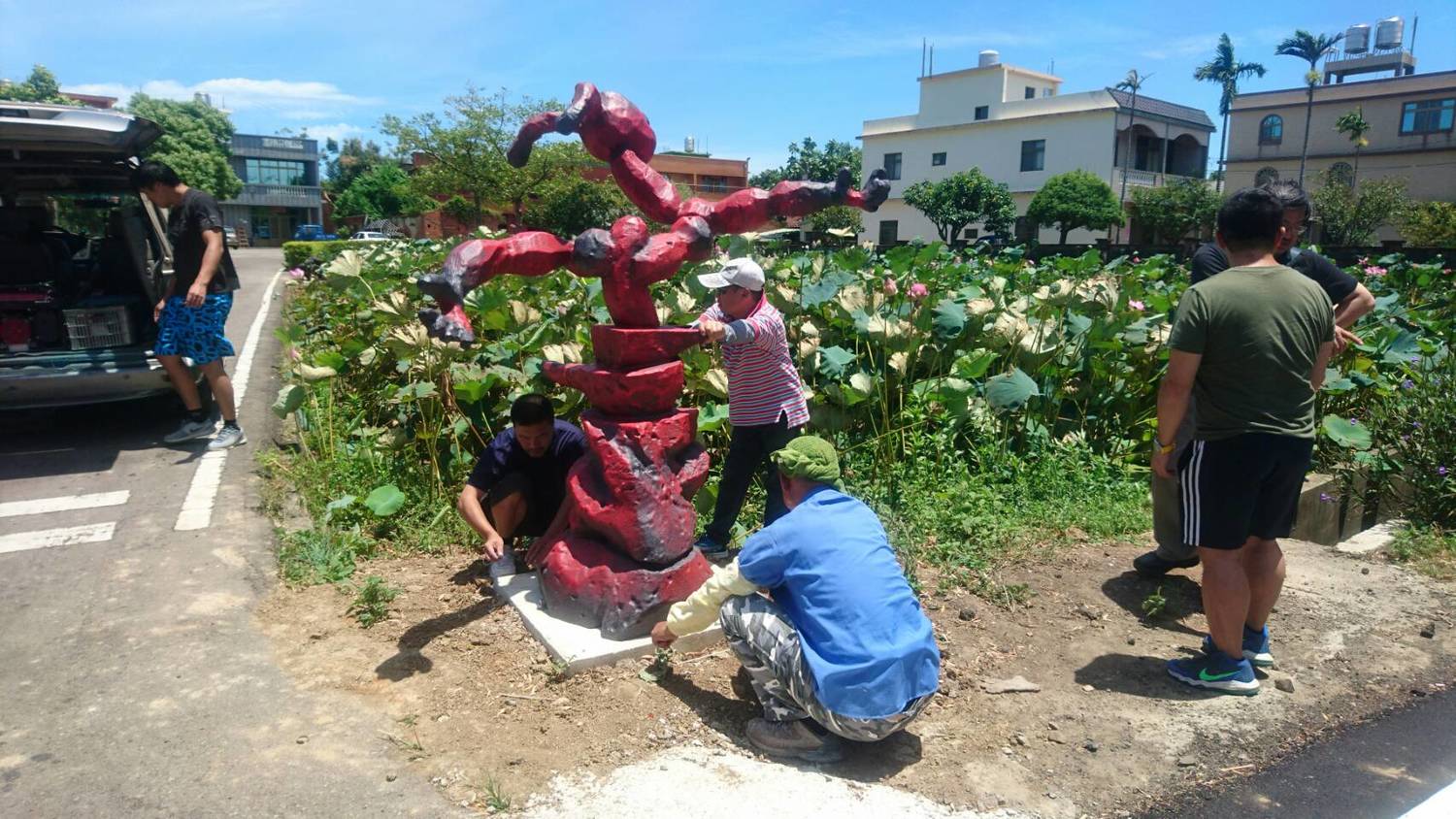 為了2017桃園地景藝術節,開南大學師生頂著烈日製作「秘境中的生命之流」雕塑。 圖:桃園市府文化局提供 為了2017桃園地景藝術節,開南大學師生頂著烈日製作「秘境中的生命之流」雕塑。 圖:桃園市府文化局提供