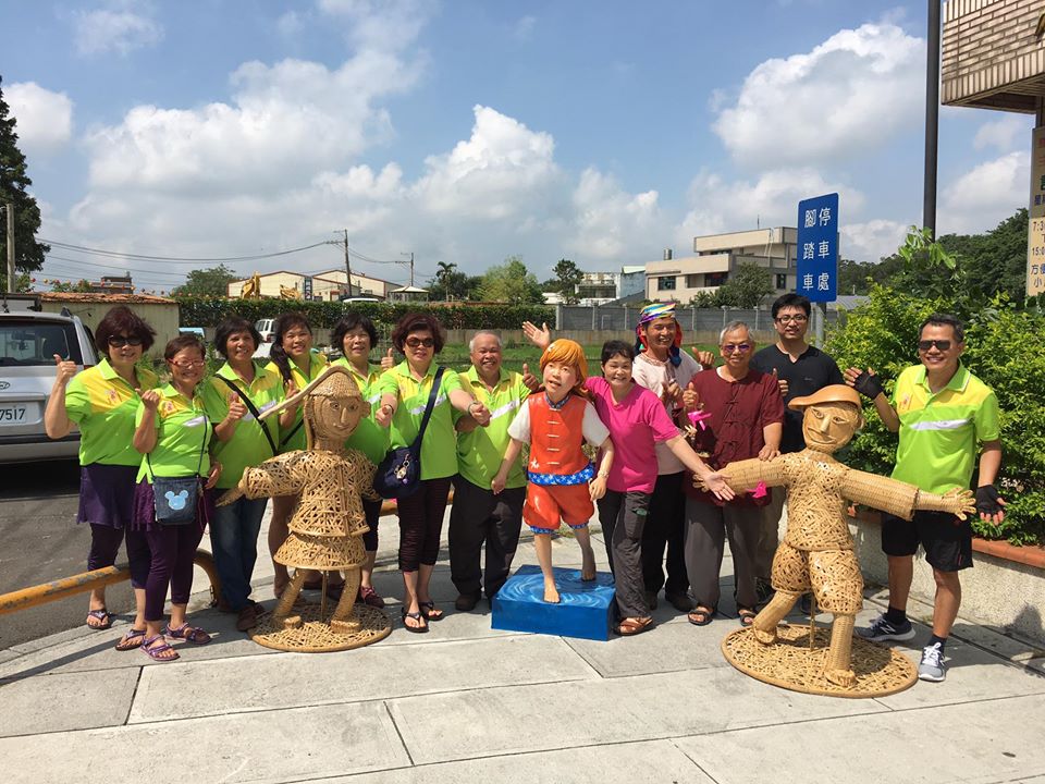 2017桃園地景藝術節,八德區竹宵社區活動中心前,由藝術家王昱翔與歐鴻金火合力打造的竹編霄裡孩童登場。 圖:桃園市文化局提供 2017桃園地景藝術節,八德區竹宵社區活動中心前,由藝術家王昱翔與歐鴻金火合力打造的竹編霄裡孩童登場。 圖:桃園市文化局提供