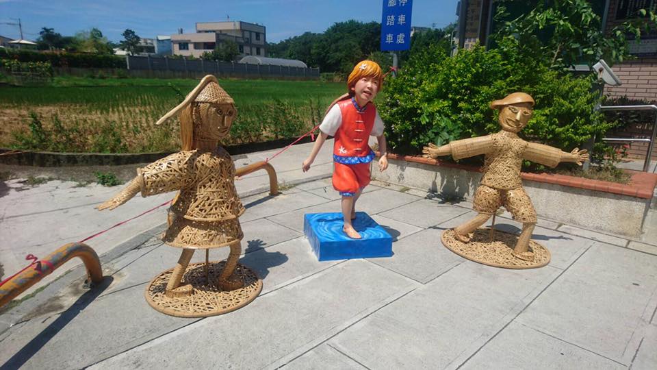 桃園八德區竹宵社區活動中心前的竹編霄裡孩童,栩栩如生,別具童趣。 圖:桃園市文化局提供 桃園八德區竹宵社區活動中心前的竹編霄裡孩童,栩栩如生,別具童趣。 圖:桃園市文化局提供