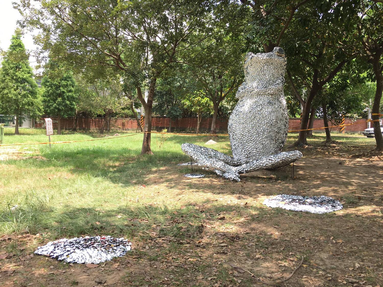 2017桃園地景藝術節的壓軸作品「藝遊八德」,日本駐村藝術家藤井芳則及竹霄社區發展協會攜手,集全全桃園市回收鋁罐製作《戲畫青蛙》,將在霄裡福山宮生態公園展出。 圖:桃園市文化局提供 2017桃園地景藝術節的壓軸作品「藝遊八德」,日本駐村藝術家藤井芳則及竹霄社區發展協會攜手,集全全桃園市回收鋁罐製作《戲畫青蛙》,將在霄裡福山宮生態公園展出。 圖:桃園市文化局提供