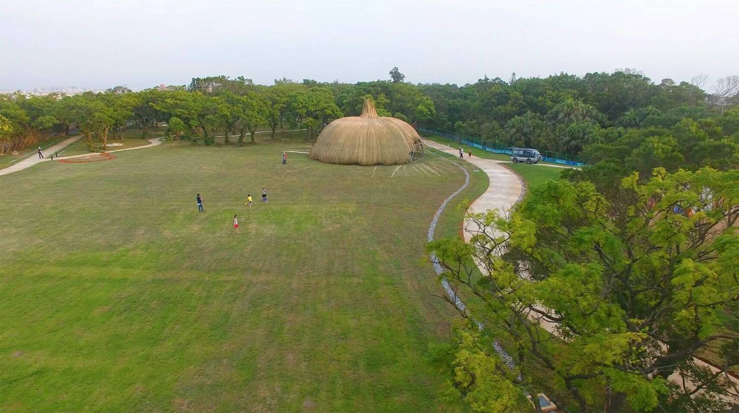 桃園地景藝術節在崙坪文化地景園區設置兩件聲音裝置作品「環繞」及「擁抱」,特殊的外觀在施工期間已經引起不少注意,內部還會播放由藝術家馬修連恩及江元皓的聲音響宴,與環境連結。 圖:桃園市文化局提供 桃園地景藝術節在崙坪文化地景園區設置兩件聲音裝置作品「環繞」及「擁抱」,特殊的外觀在施工期間已經引起不少注意,內部還會播放由藝術家馬修連恩及江元皓的聲音響宴,與環境連結。 圖:桃園市文化局提供