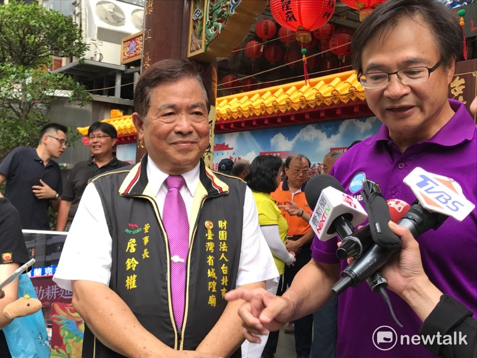 台北市民政局長藍世聰(右)下午前往台灣省城隍廟對廟方812動員支持表達感謝之意,台灣省城隍廟董事長詹鈴權(左)則說,整體花車造型都是精心設計過,對於遭網友批評感到「很委屈」。 圖 : 周煊惠/攝 台北市民政局長藍世聰(右)下午前往台灣省城隍廟對廟方812動員支持表達感謝之意,台灣省城隍廟董事長詹鈴權(左)則說,整體花車造型都是精心設計過,對於遭網友批評感到「很委屈」。 圖 : 周煊惠/攝