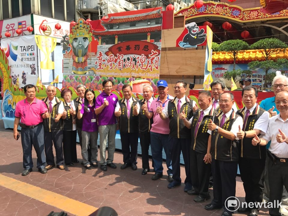 台北市民政局與廟方一起在花車前合影。 圖 : 周煊惠/攝 台北市民政局與廟方一起在花車前合影。 圖 : 周煊惠/攝