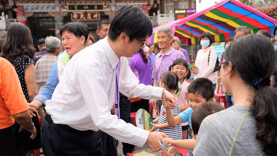 陳其邁對於日本首相安倍晉三的政治生涯起落特別有感,他把安倍的圖像,貼在國會辦公室自許。 陳其邁對於日本首相安倍晉三的政治生涯起落特別有感,他把安倍的圖像,貼在國會辦公室自許。