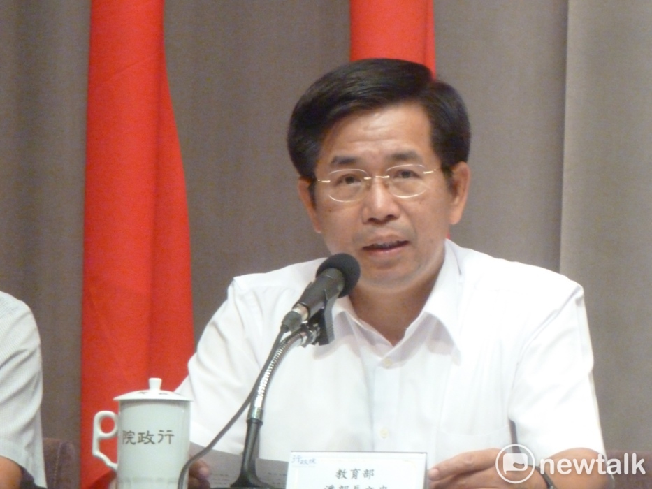 教育部長潘文忠今(11)日到立法院教育及文化委員會備詢,立委黃國書問及,管中閔如果違法是否就不給聘書?潘文忠點頭並肯定回答:「是!」。資料照片。 教育部長潘文忠今(11)日到立法院教育及文化委員會備詢,立委黃國書問及,管中閔如果違法是否就不給聘書?潘文忠點頭並肯定回答:「是!」。資料照片。