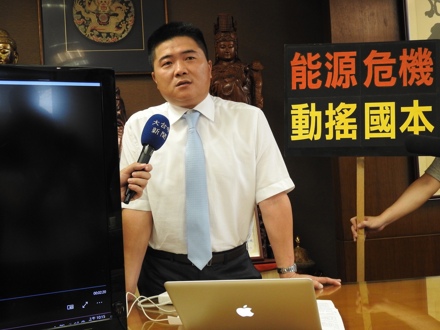 立法委員寬恒今(16)日針對昨天全台大停電舉行記者會,批評政府麻木不仁,如同玩「停電的俄羅斯輪盤」。 立法委員寬恒今(16)日針對昨天全台大停電舉行記者會,批評政府麻木不仁,如同玩「停電的俄羅斯輪盤」。