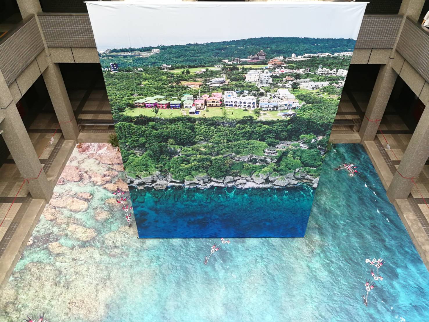 屏東縣府西側中庭變身小琉球海洋。 圖 : 屏東縣政府 / 提供 屏東縣府西側中庭變身小琉球海洋。 圖 : 屏東縣政府 / 提供