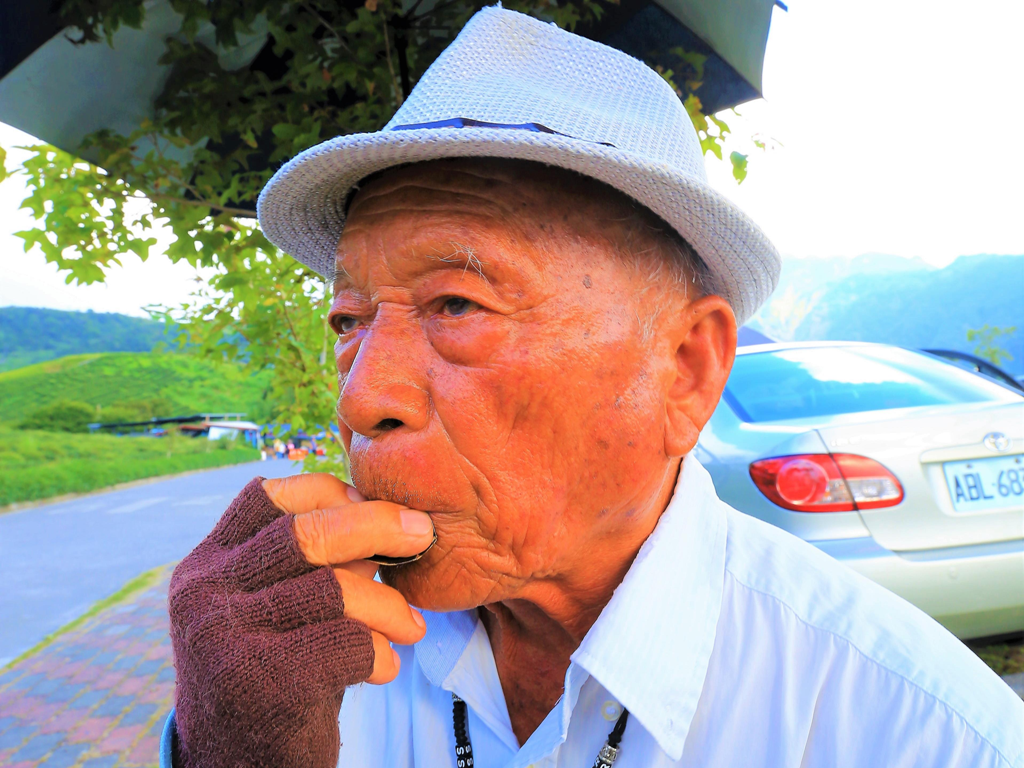 六十石山花季兩個月,遊客看到八十歲的老公公,用一片樹葉吹出老遠都能聴到的樂聲,紛紛掏錢讚賞。 六十石山花季兩個月,遊客看到八十歲的老公公,用一片樹葉吹出老遠都能聴到的樂聲,紛紛掏錢讚賞。
