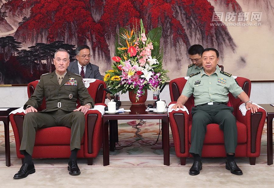 中國中央軍委副主席范長龍(右),近日遭立案審查,成為郭伯雄、徐才厚之後,第3名落馬的軍委副主席。 中國中央軍委副主席范長龍(右),近日遭立案審查,成為郭伯雄、徐才厚之後,第3名落馬的軍委副主席。