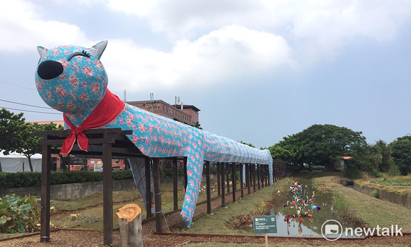2017桃園地景藝術節,花貓愛魚,傳達了記憶與對客家風情的想像創作。 圖:陳奕/攝影 2017桃園地景藝術節,花貓愛魚,傳達了記憶與對客家風情的想像創作。 圖:陳奕/攝影