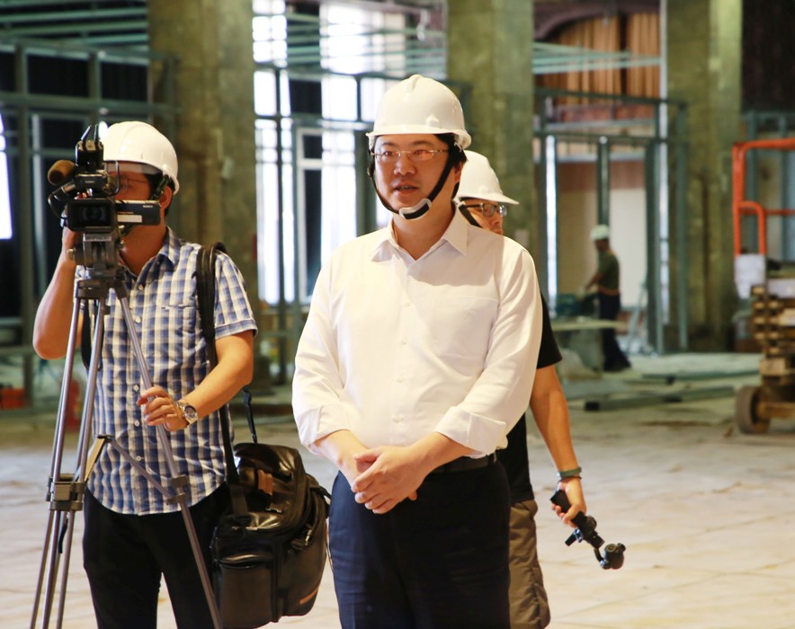 基隆市長林右昌今(18)日前往視察文化中心的工程進度。 圖:基隆市政府提供 基隆市長林右昌今(18)日前往視察文化中心的工程進度。 圖:基隆市政府提供