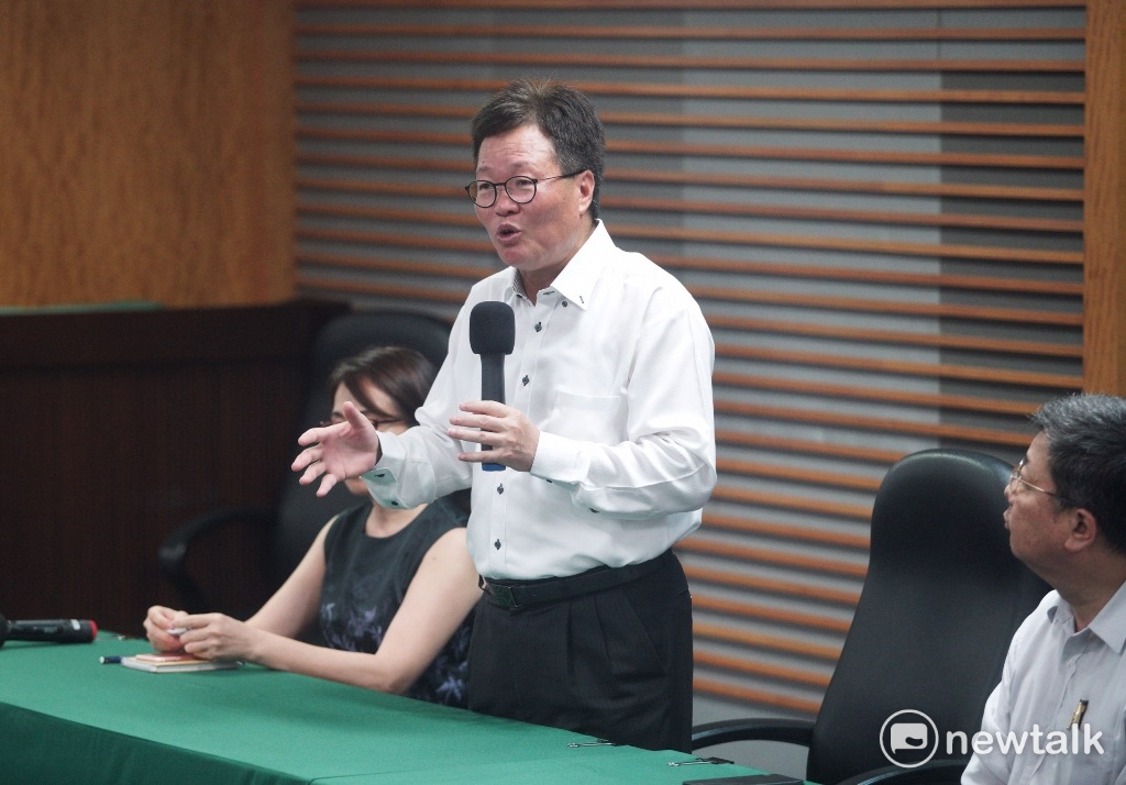 中油董事長陳金德為大潭電廠跳電事件請辭董事長一職,他說辭職沒有什麼委屈,也許是天意。 中油董事長陳金德為大潭電廠跳電事件請辭董事長一職,他說辭職沒有什麼委屈,也許是天意。