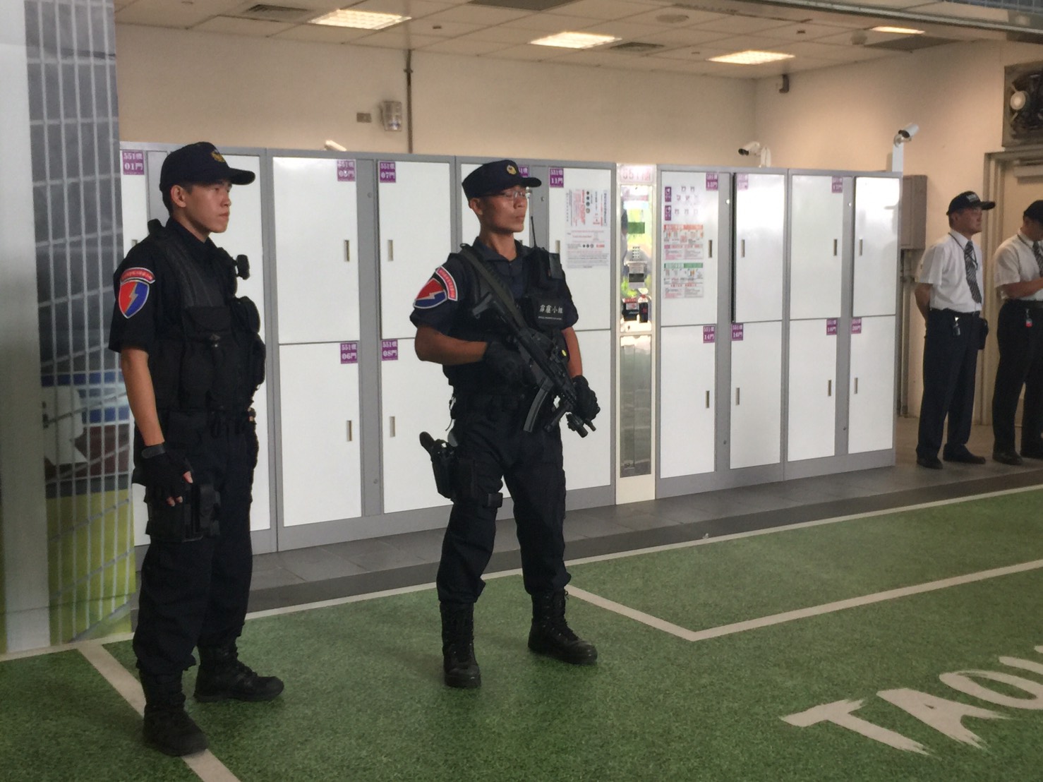 闢靂小組荷槍在桃園機場捷運A9進駐,確保選手與民眾進出安全。 圖:陳奕/攝 闢靂小組荷槍在桃園機場捷運A9進駐,確保選手與民眾進出安全。 圖:陳奕/攝