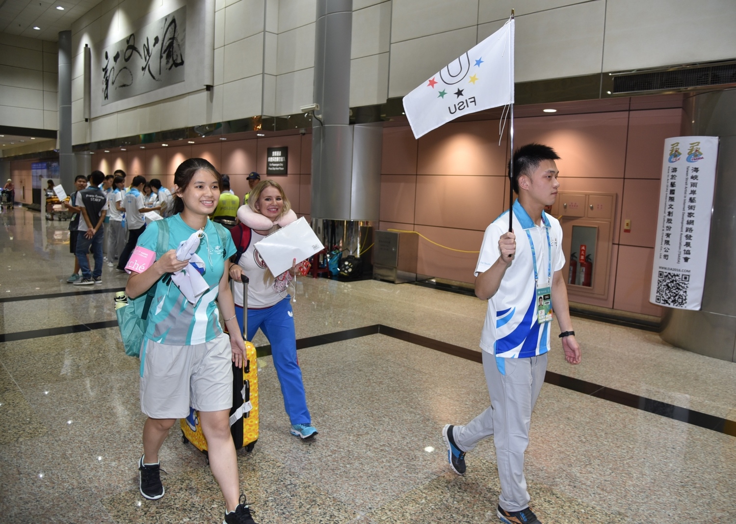 所有入境選手都有服務人員引領前往專屬接駁乘車處,搭乘世大運專車前往選手村休息。 圖:桃園機場提供 所有入境選手都有服務人員引領前往專屬接駁乘車處,搭乘世大運專車前往選手村休息。 圖:桃園機場提供