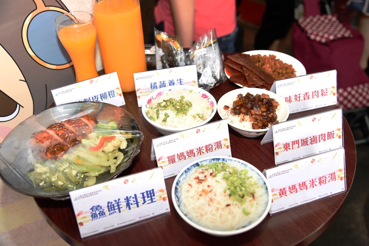 東門市場內美食名攤,都有機會憑環保餐具,以10元的價格品嚐到。 圖:台北市市場處提供 東門市場內美食名攤,都有機會憑環保餐具,以10元的價格品嚐到。 圖:台北市市場處提供