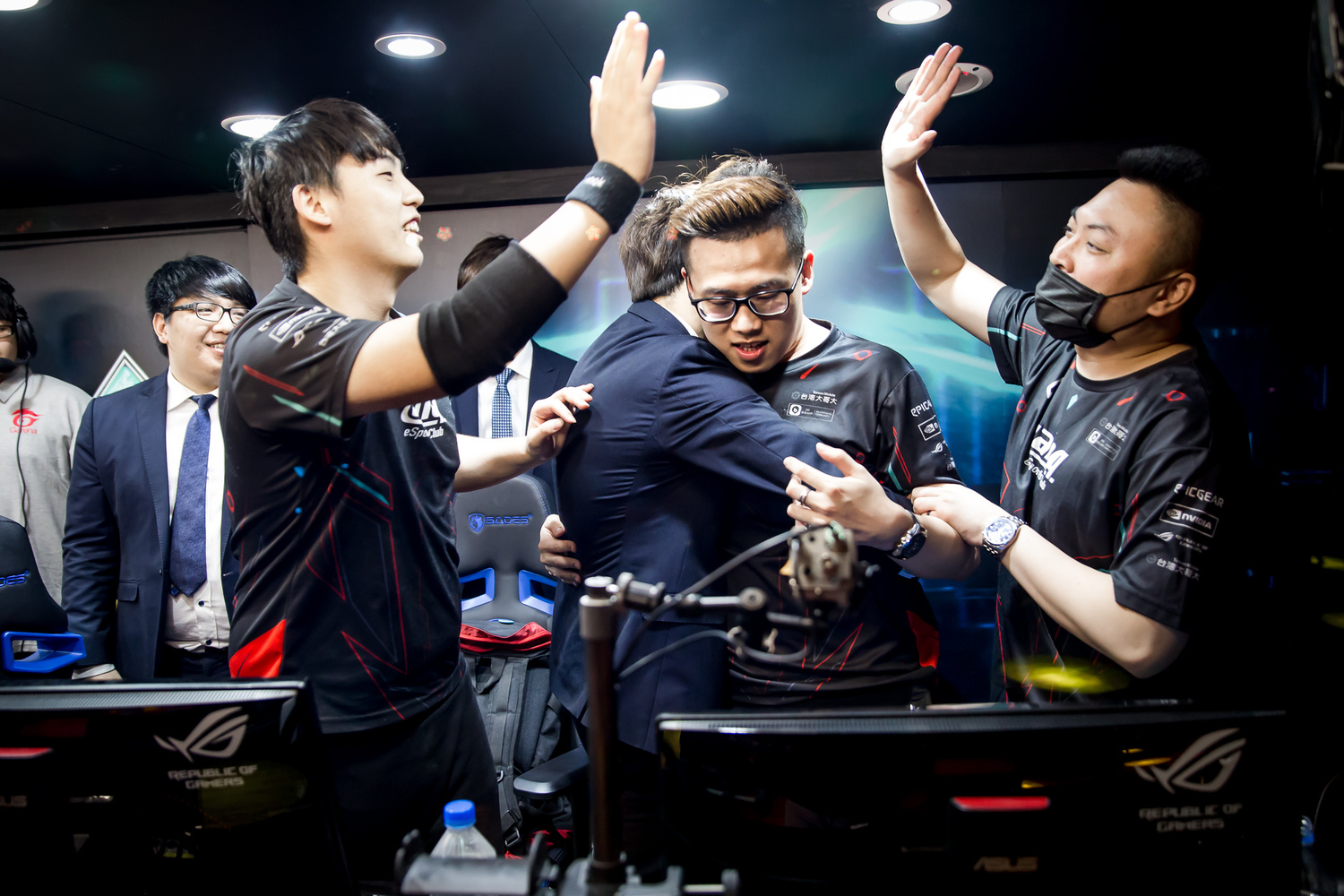 奮戰五局成功晉級的 ahq 賽後選手們興奮擊掌、擁抱慶祝。 奮戰五局成功晉級的 ahq 賽後選手們興奮擊掌、擁抱慶祝。