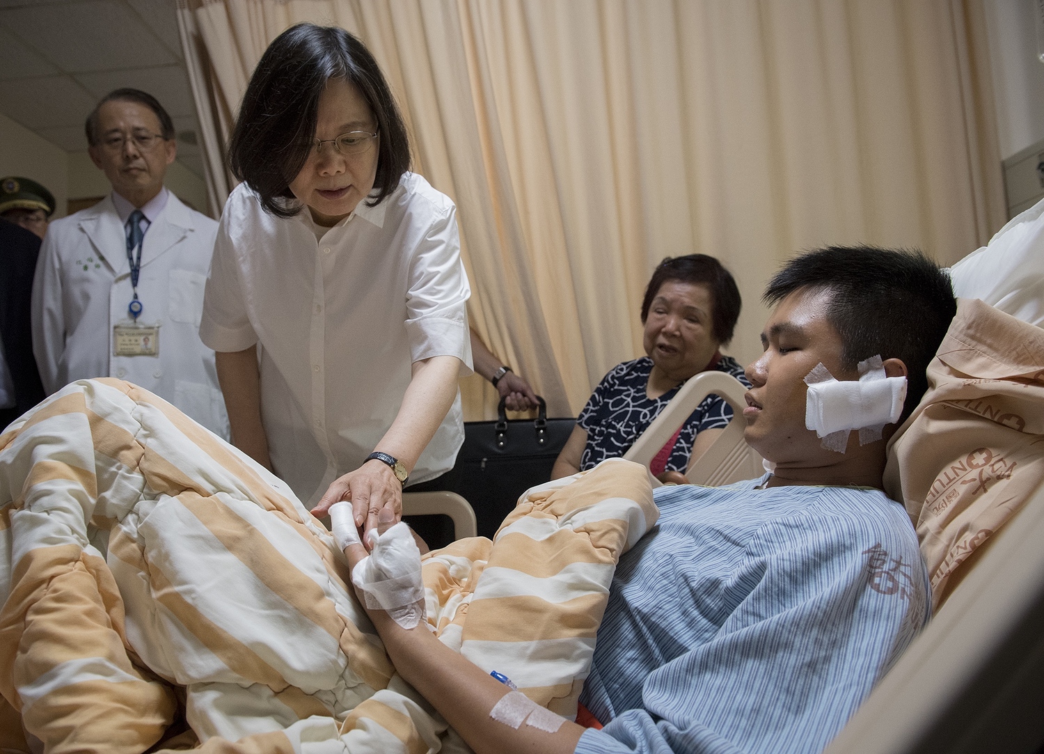 蔡英文總統探望受傷周姓憲兵。 圖:總統府/提供 蔡英文總統探望受傷周姓憲兵。 圖:總統府/提供