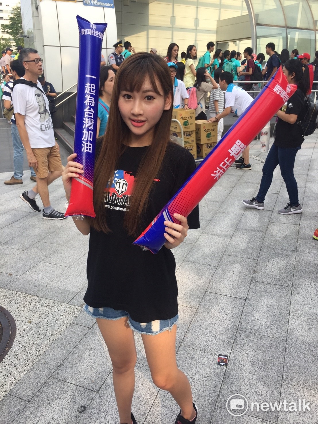 遊戲公司製作3千份加油棒,免費讓民眾索取,要幫台灣加油。 圖:丘秝榕/攝 遊戲公司製作3千份加油棒,免費讓民眾索取,要幫台灣加油。 圖:丘秝榕/攝
