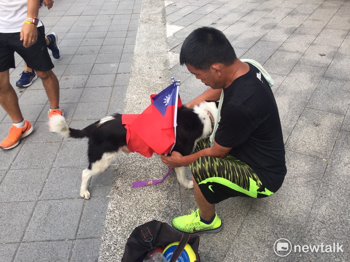 Michael的飼主黃先生製作特別的國旗裝給Michael穿上,幫台灣加油。 圖:丘秝榕/攝 Michael的飼主黃先生製作特別的國旗裝給Michael穿上,幫台灣加油。 圖:丘秝榕/攝