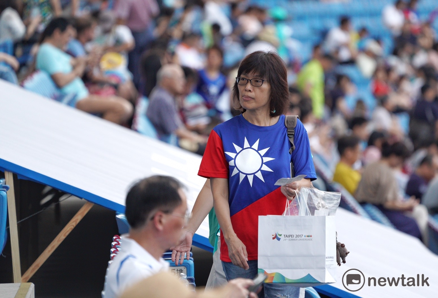 在世大運場內,也有民眾穿著國旗衣相挺。 圖:常日豪/攝 在世大運場內,也有民眾穿著國旗衣相挺。 圖:常日豪/攝