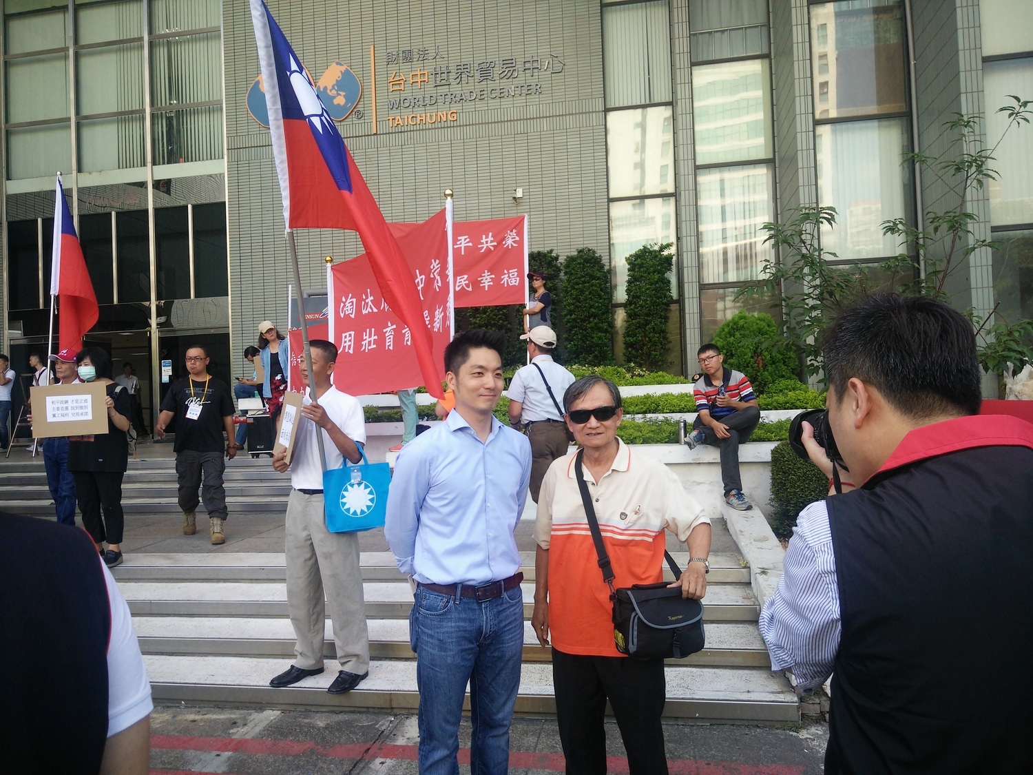 蔣萬安一路都有人要求與他合影,展現高人氣。 圖:唐復年/攝 蔣萬安一路都有人要求與他合影,展現高人氣。 圖:唐復年/攝