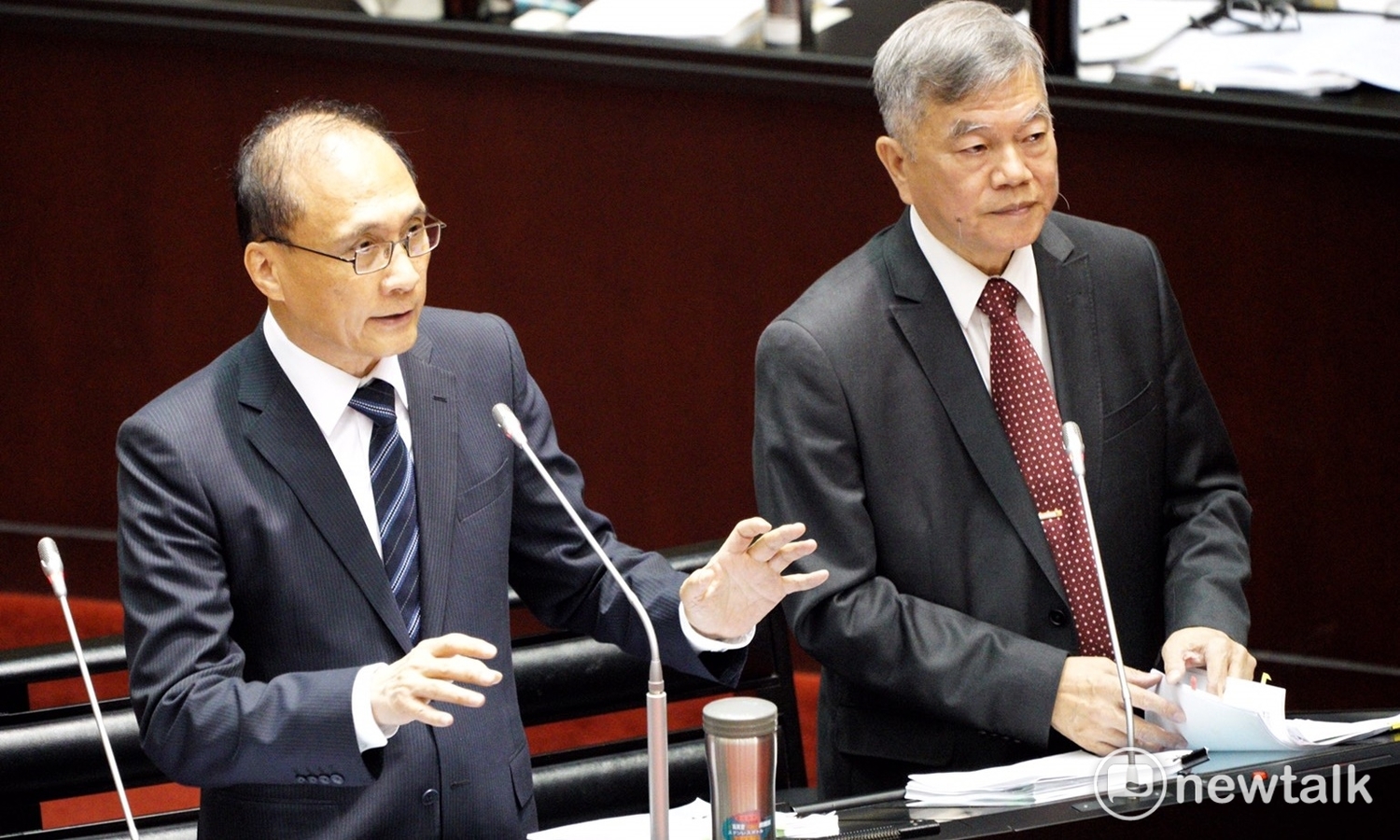 行政院長林全(左)與經濟部代部長沈榮津21日接受立委質詢。 圖:常日豪/攝 行政院長林全(左)與經濟部代部長沈榮津21日接受立委質詢。 圖:常日豪/攝