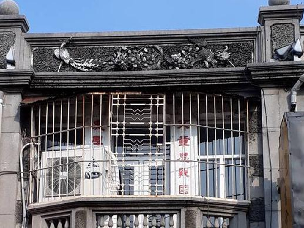 鐵窗罩在窗戶上,連原有的字跡都被遮住了。 莊豐嘉/攝影 鐵窗罩在窗戶上,連原有的字跡都被遮住了。 莊豐嘉/攝影