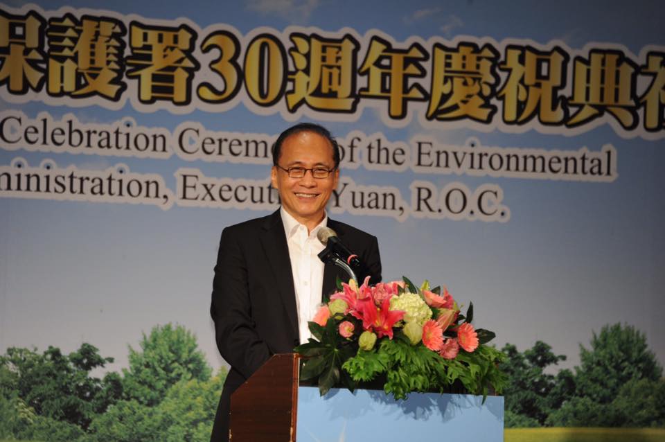 行政院長林全今(22)天出席環保署30週年署慶典禮時致詞表示,環保絕對不是與開發行為對抗,而是要引導開發行為重視環保。 行政院長林全今(22)天出席環保署30週年署慶典禮時致詞表示,環保絕對不是與開發行為對抗,而是要引導開發行為重視環保。