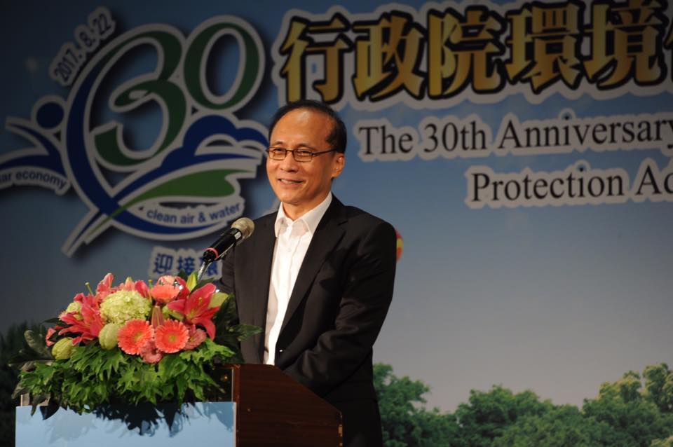 行政院長林全今(22)天出席環保署30週年署慶典禮時致詞表示,環保絕對不是與開發行為對抗,而是要引導開發行為重視環保。 行政院長林全今(22)天出席環保署30週年署慶典禮時致詞表示,環保絕對不是與開發行為對抗,而是要引導開發行為重視環保。