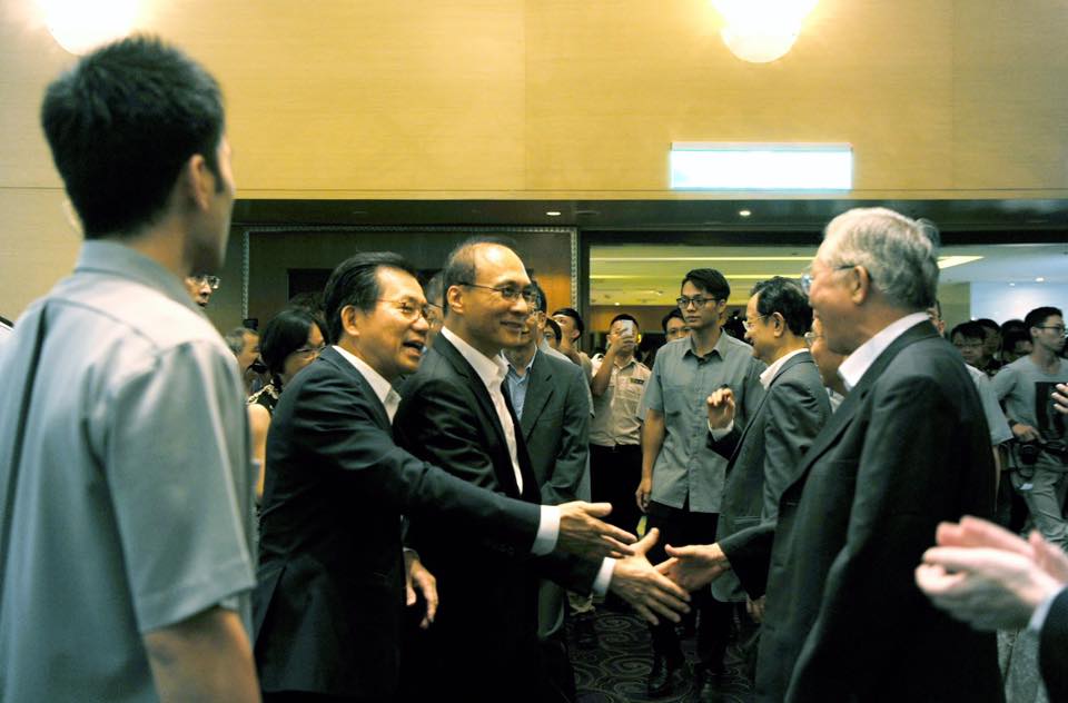 行政院長林全今(22)天出席環保署30週年署慶典禮時致詞表示,環保絕對不是與開發行為對抗,而是要引導開發行為重視環保。 行政院長林全今(22)天出席環保署30週年署慶典禮時致詞表示,環保絕對不是與開發行為對抗,而是要引導開發行為重視環保。
