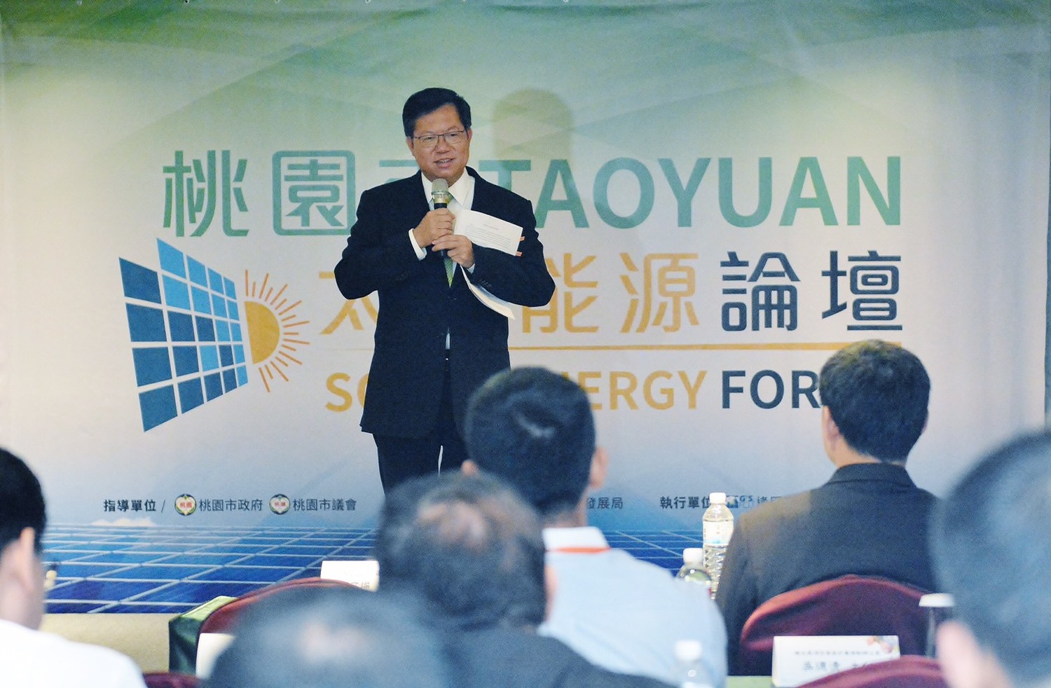 發展能源轉型,鄭文燦22日說,要將再生能源發電提高到總發電量20%,最具有可行性的就是太陽能與風力發電。 圖:桃園市政府/提供 發展能源轉型,鄭文燦22日說,要將再生能源發電提高到總發電量20%,最具有可行性的就是太陽能與風力發電。 圖:桃園市政府/提供