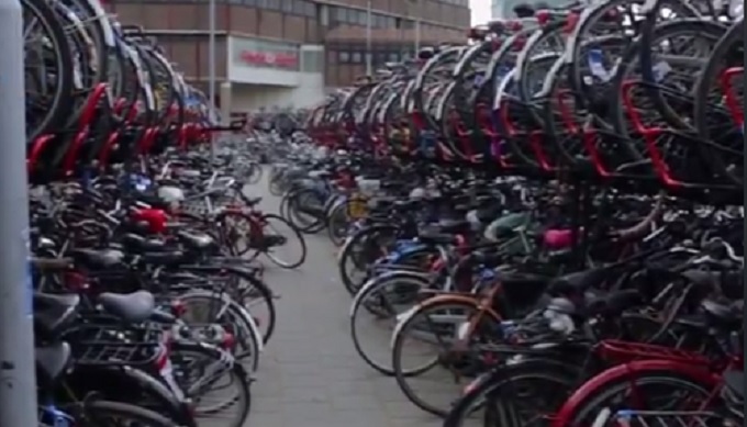 荷蘭功推廣城市自行車政策,但也帶來了停車問題的副作用。 圖:翻攝網路 荷蘭功推廣城市自行車政策,但也帶來了停車問題的副作用。 圖:翻攝網路
