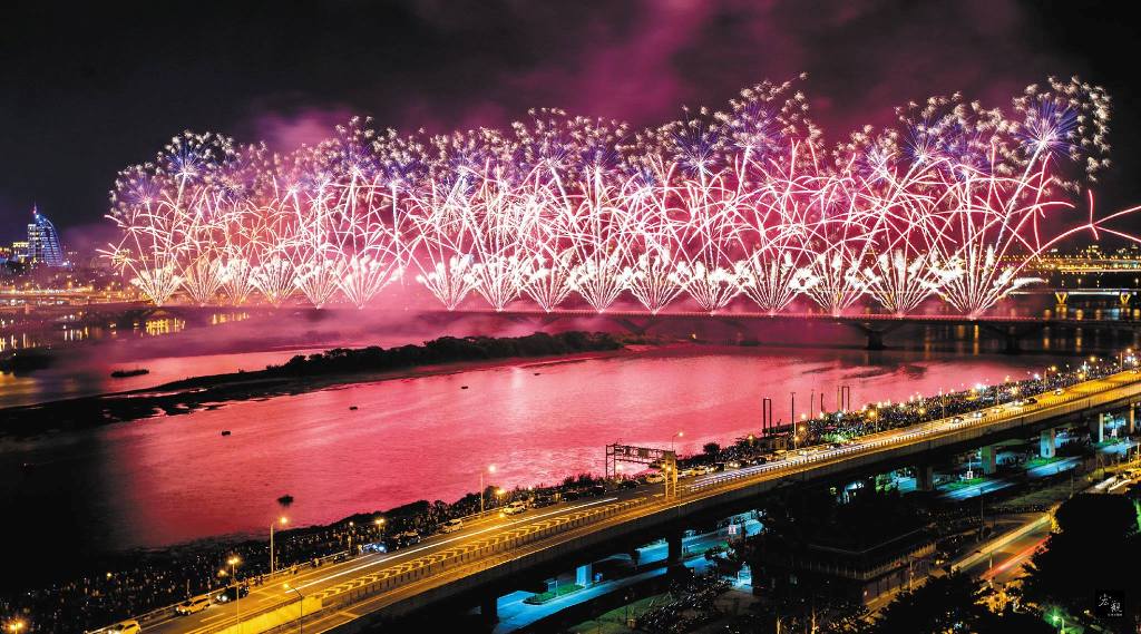 台北市議會今日進行預算審查,台北河岸音樂季今年預算遭刪400萬,將不會再施放大稻埕煙火。圖為大稻埕煙火資料照。 台北市議會今日進行預算審查,台北河岸音樂季今年預算遭刪400萬,將不會再施放大稻埕煙火。圖為大稻埕煙火資料照。