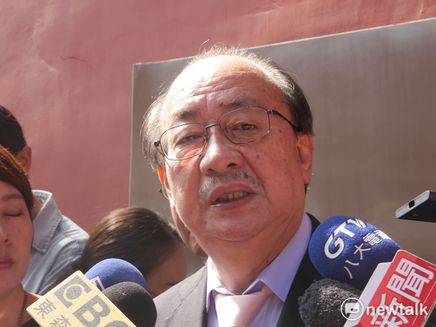 立法院臨時會今未處理軍改案,加上下雨,在立法院抗議的反軍改團體八百壯士並未出現千人集結抗爭的場面,只剩下警察在空盪盪的街頭警戒。 立法院臨時會今未處理軍改案,加上下雨,在立法院抗議的反軍改團體八百壯士並未出現千人集結抗爭的場面,只剩下警察在空盪盪的街頭警戒。